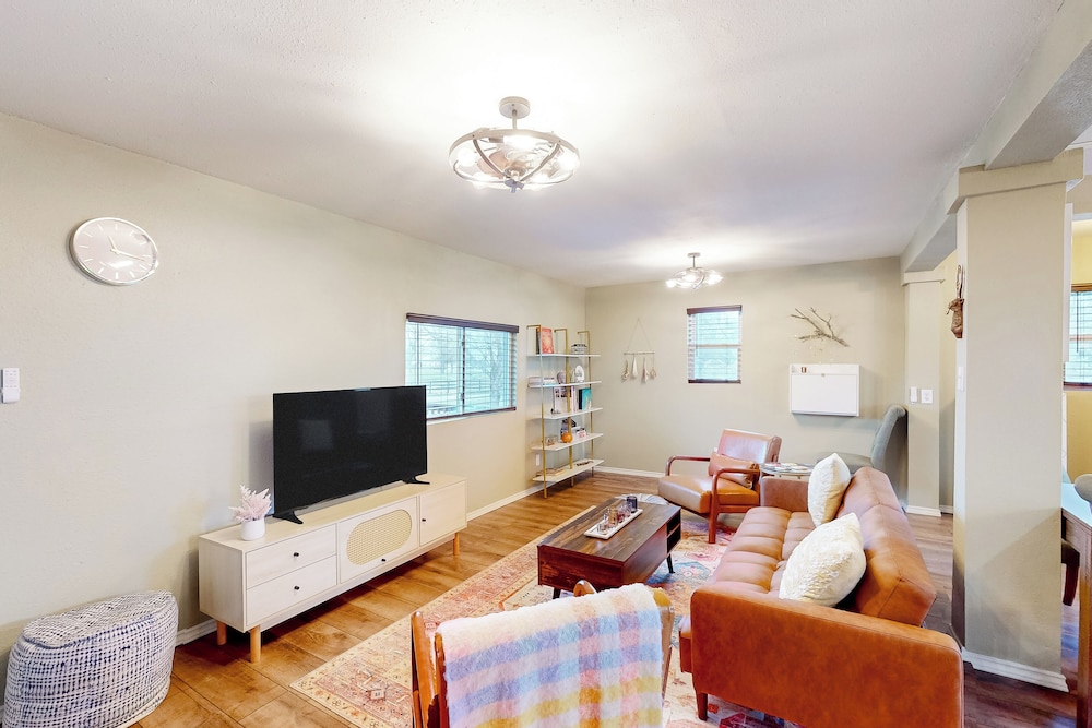 2BR Countryside Charmer w/ Fire Pit & W & D