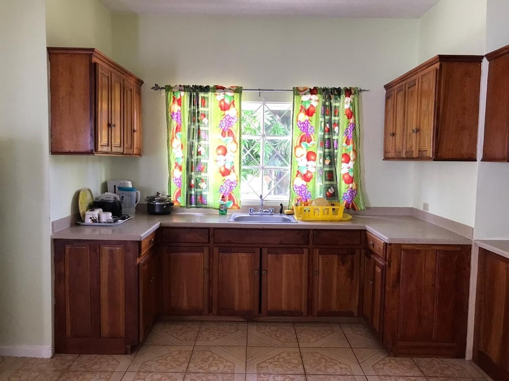 Beautiful 2-bed Apartment in Sunny Jamaica view 5