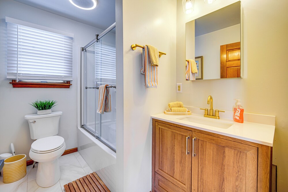 2 Mi to Stone Harbor Beach: Lovely Bayfront Home
