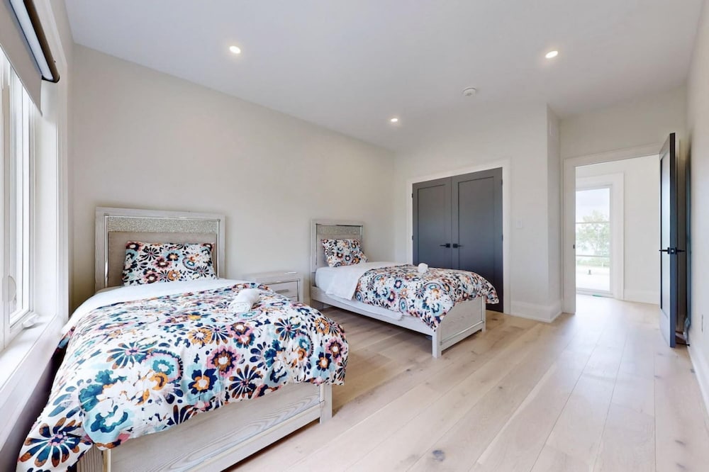 Lucky Mansion Luxury Villa in Fort Erie