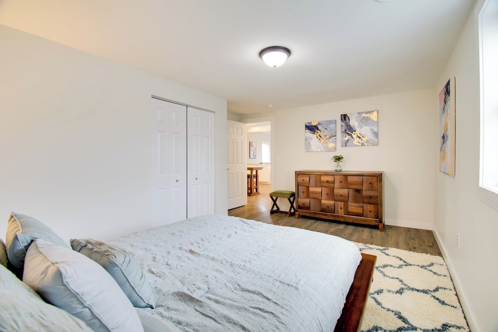 < 1 Mi to Lake Ontario: Oswego Group Retreat