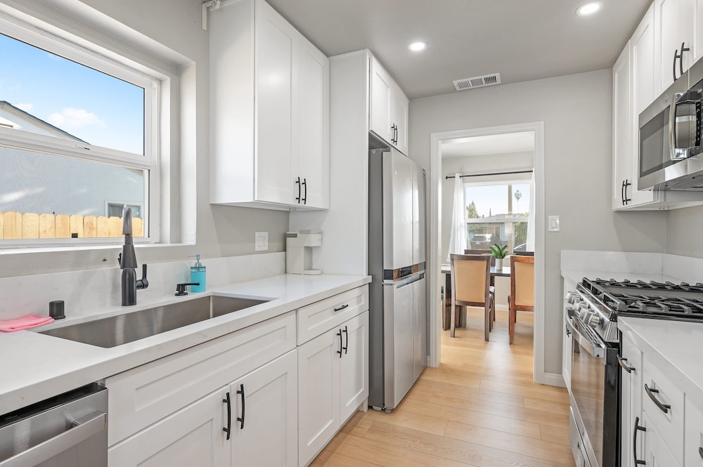Luxury Modern Retreat w Spacious Yard Premium Comfort