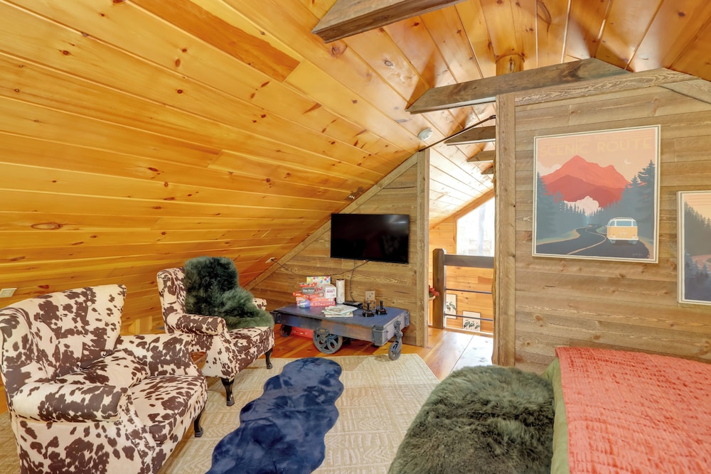 Fire Pit, Hot Tub & Grill: Murphy Family Retreat!