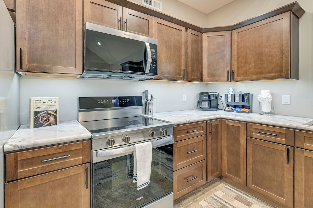 Hot Tub, Water Access: Cabin Near Lake Red Rock!
