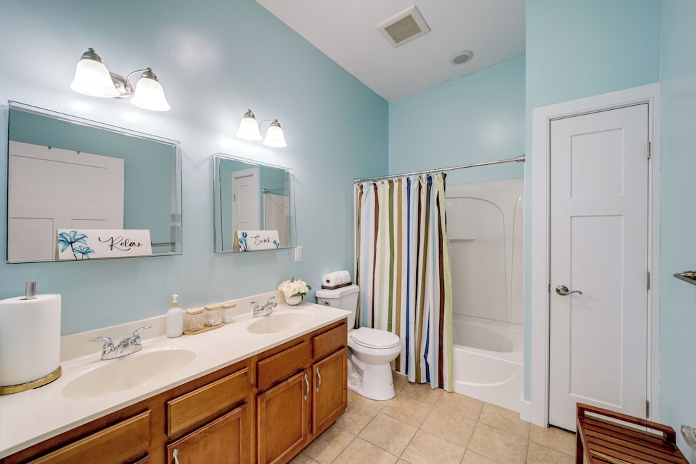 Queen City Charm Near University & Hospitals!