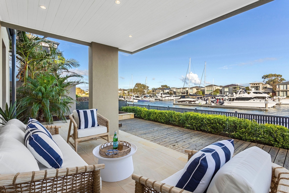 Waterfront Martha Cove Getaway 250m From Beach