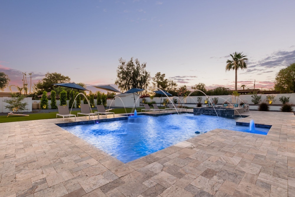 Luxe - Modern Mansion - Private Resort