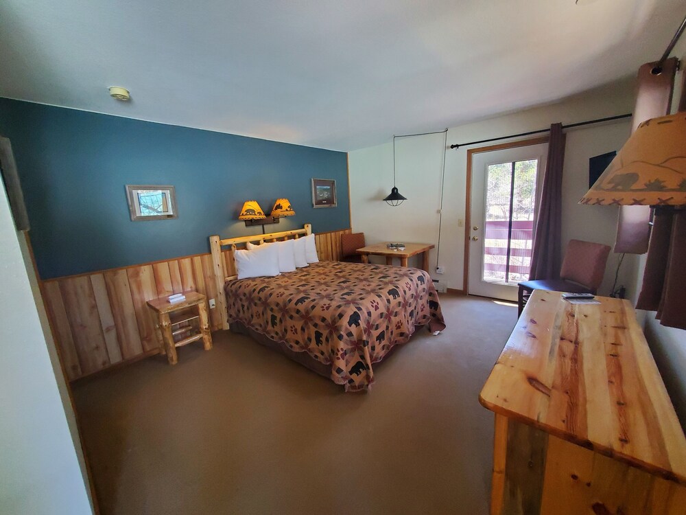 Swiftcurrent Lodge and Cottages by the River - Property Image 31
