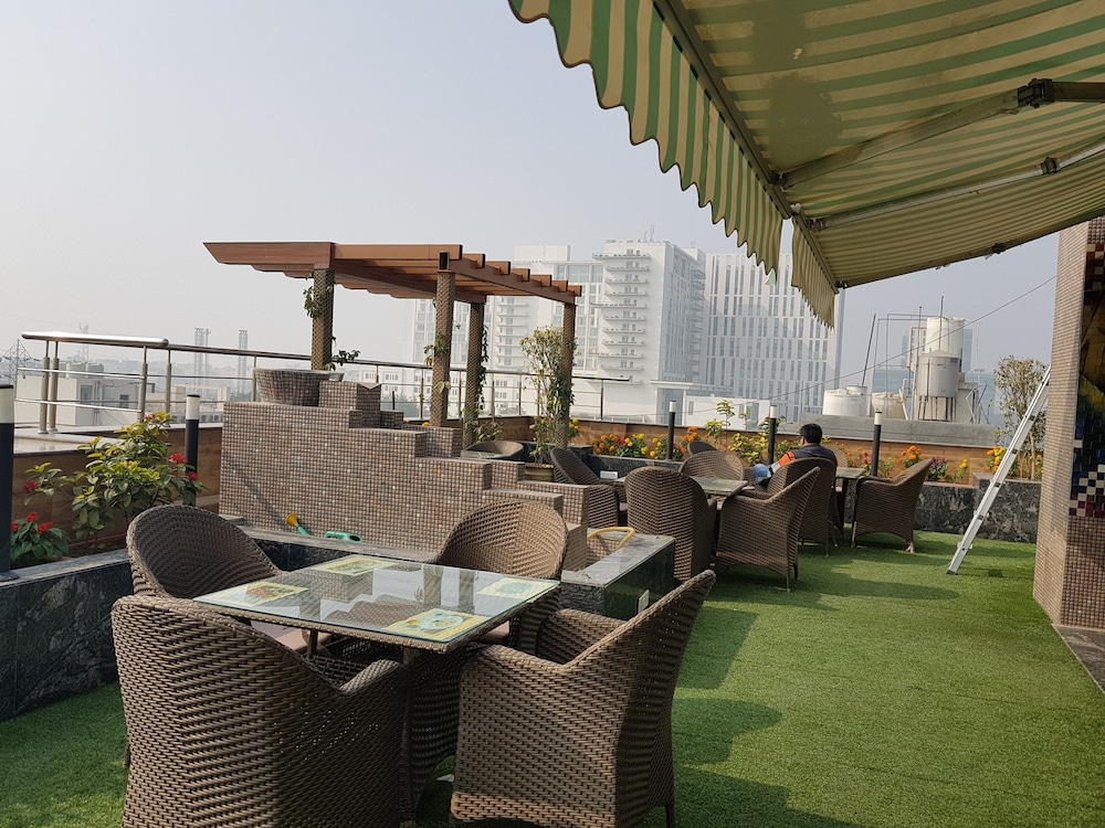 HOTEL PLATINUM PALACE NEAR MEDANTA HOSPITAL SECTOR 38