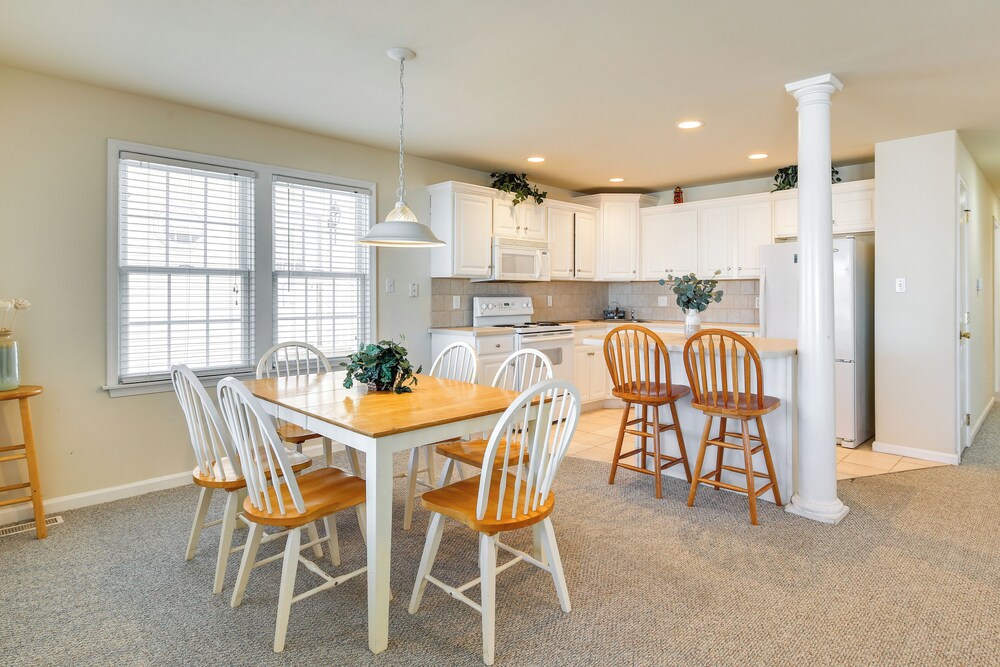 Walk to Beach: Wildwood Apt w/ Balcony!