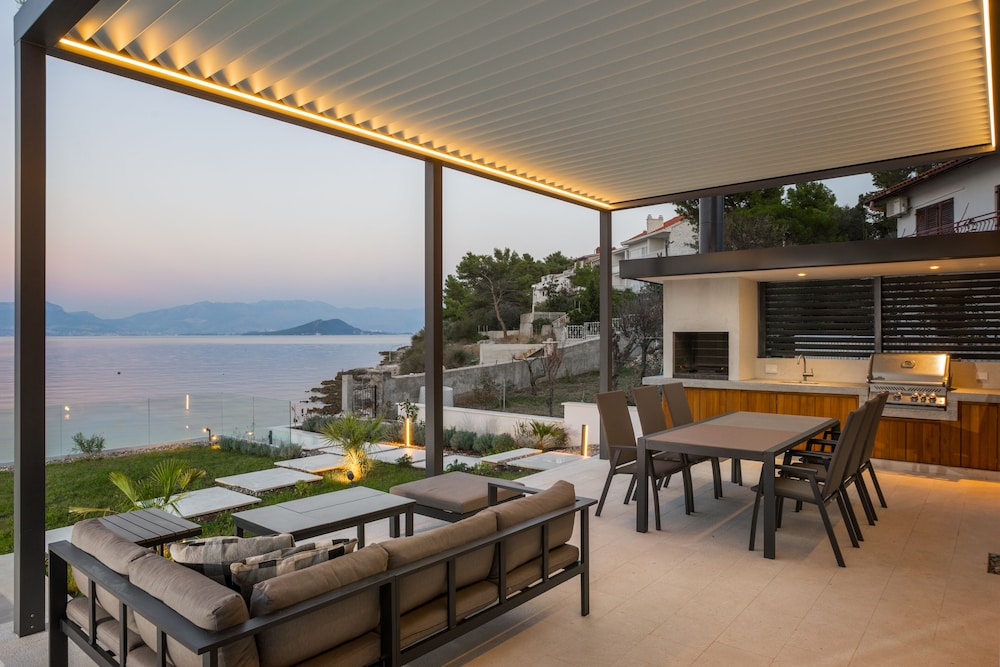 Acadia Beach Villas & Apartments, Slatine