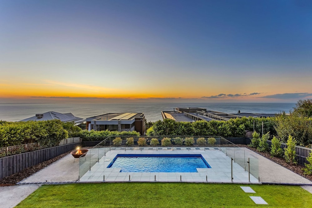 Clifftop Family Retreat With Views Pool - Image 3