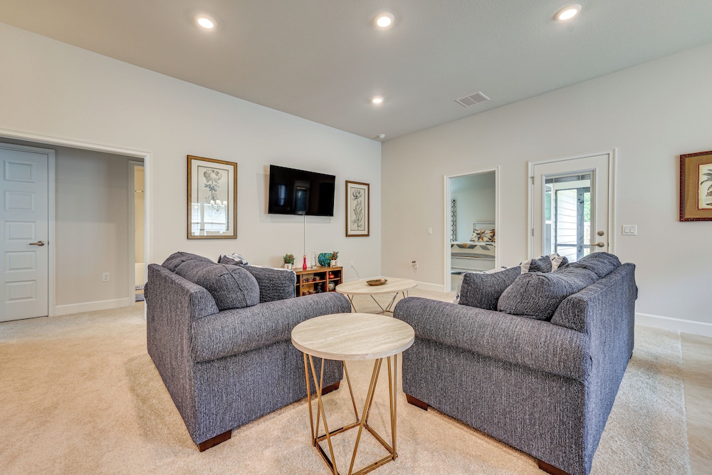 15 Mi to UF: Home w/ Furnished Porch in Alachua!