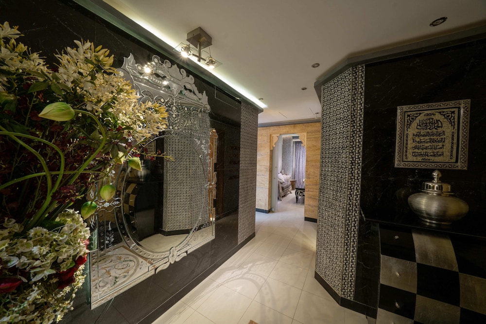 Luxury Three bedroom Apt Al Yasmin