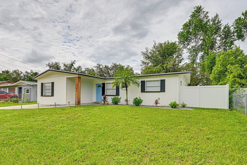 1 Mi to Busch Gardens: Modern Home w/ Private Yard
