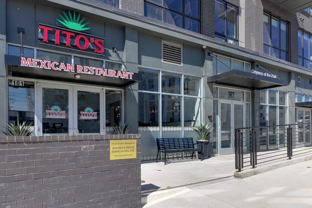 2 Units in Walkable Midtown Location, Gym+pool Honkey-tonk & Muse by Avantstay