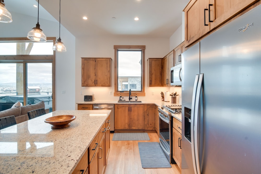 Winter Park Retreat: Balcony, Hot Tub & Fireplace!