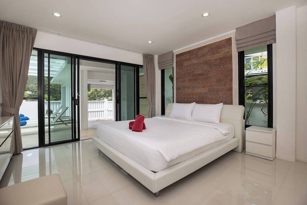 Designer 3BR Villa Silver Pool in Kamala