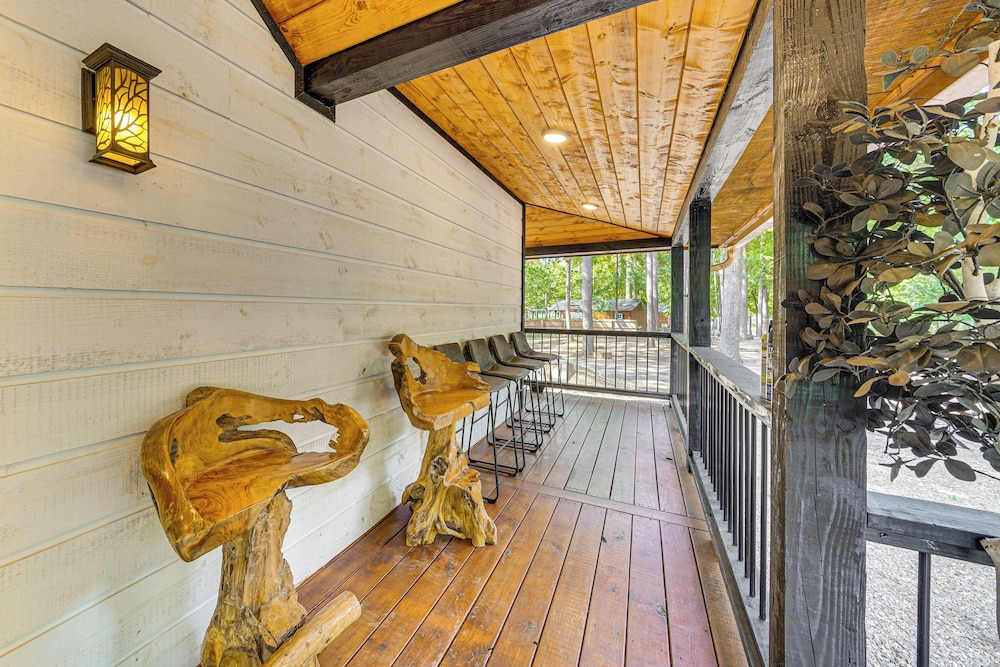 Hike, Fish & Unwind: Cabin w/ Yard in Broken Bow!