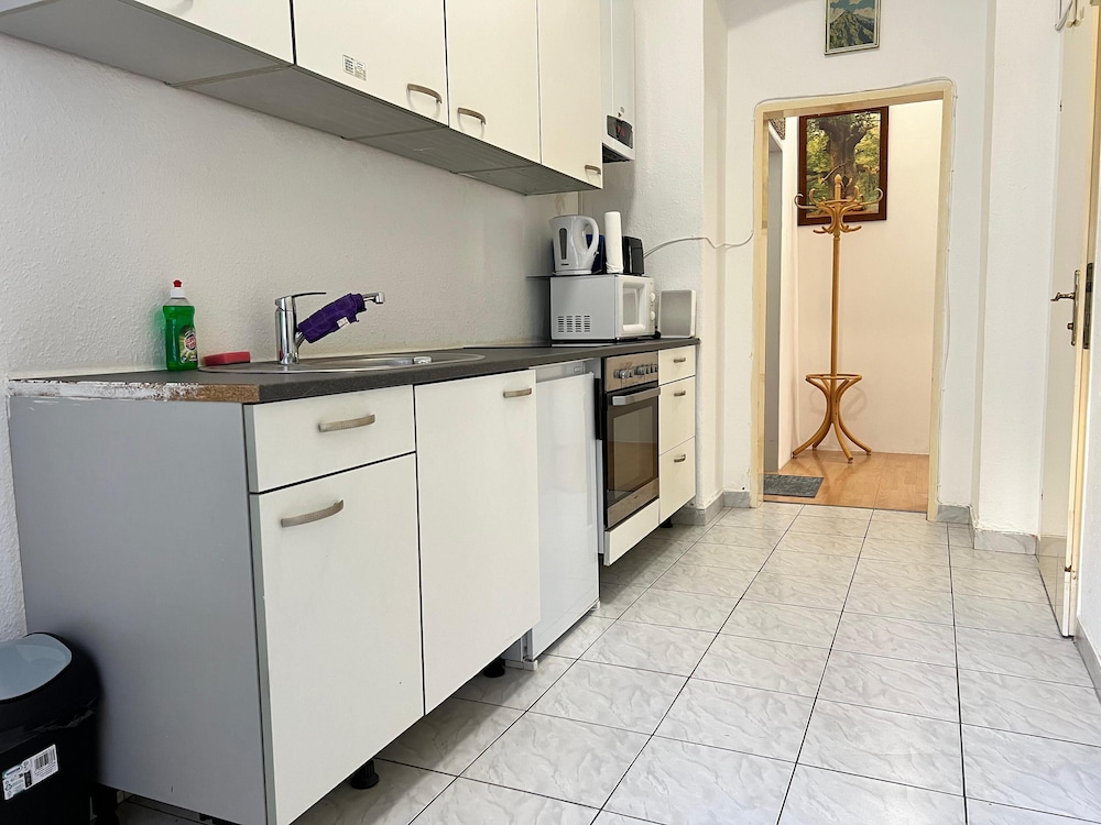 Affordable 3BR shared Apt. near Meidling