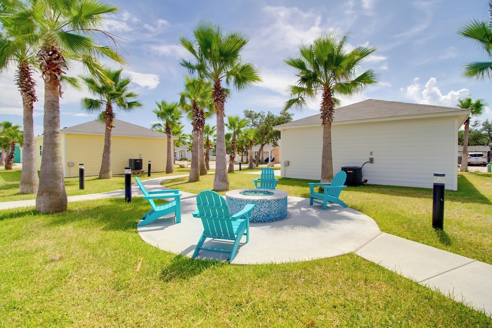 4 Mi to Rockport Beach Park: Home w/ Resort Perks