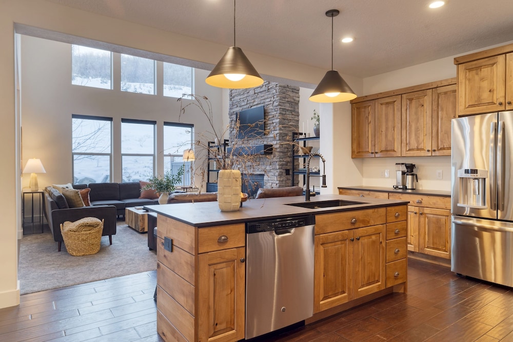 Abigail Drive Year-round Retreat With Hot Tub Near Park City Adventures Skiing