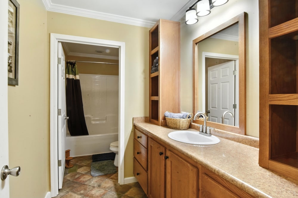 Cozy Cove Escape - Lakeside Retreat 3 Bedroom Cabin