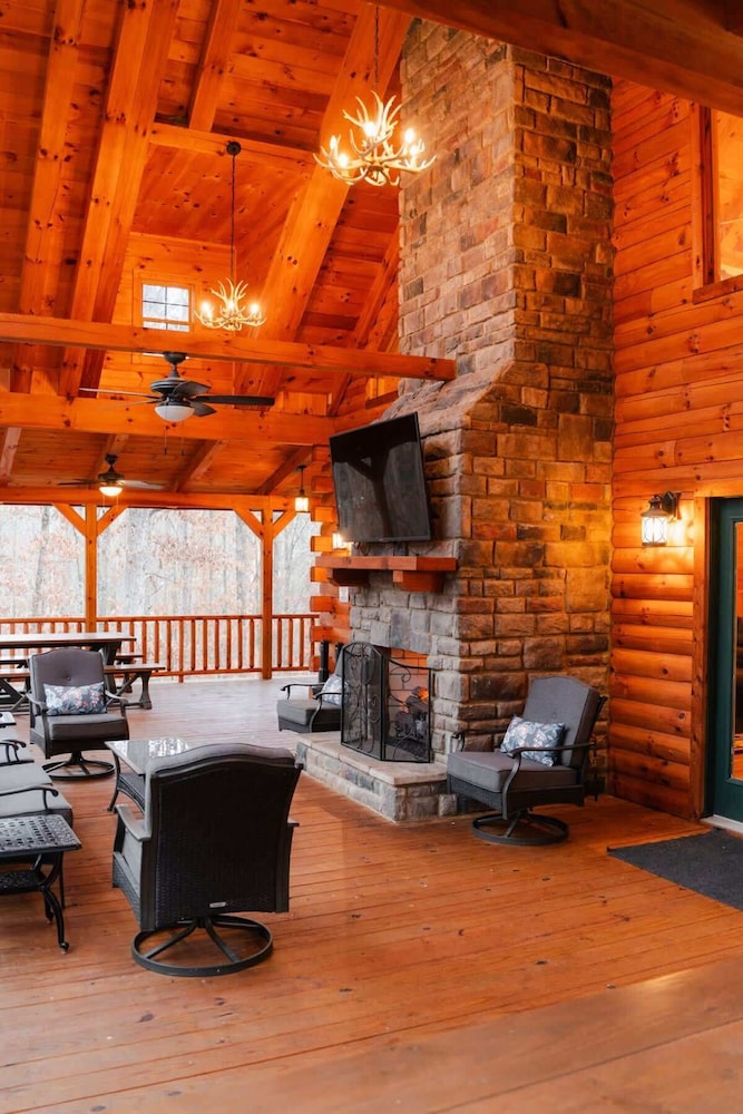 Sleeps 16! Luxury Cabin With Game Room & Hot Tub