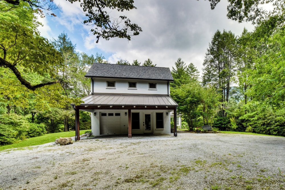 Mountain Views: Modern Mansion in Highlands!