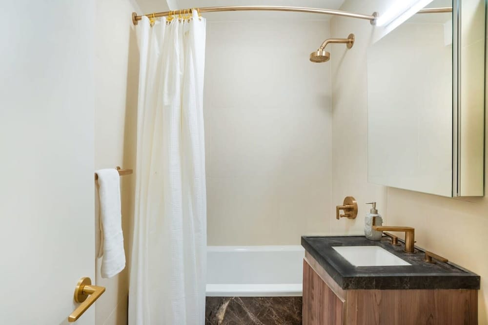 52-3de Newly Renovated 2BR BTH Midtown East