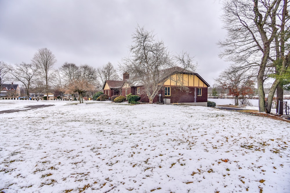 Bellingham Retreat w/ Fire Pit + Lake Access!