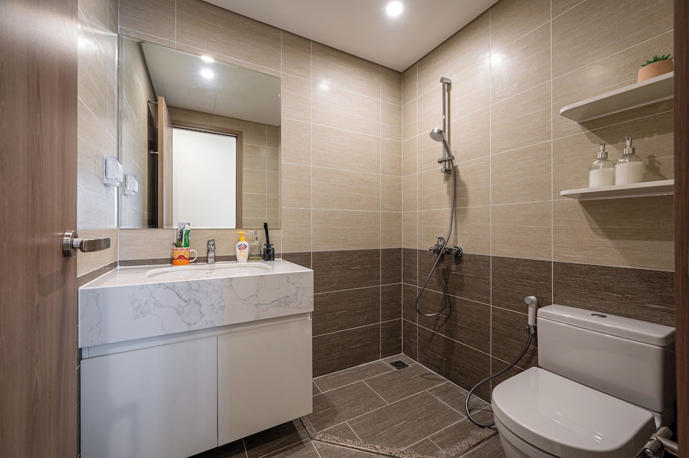 LA Nest 2BR WeeklyMonthly big deal GH2