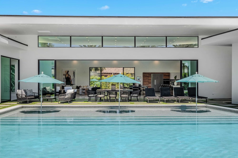 Sleeps 54 3 Luxury Villas w/ Pool + Spa, Pickleball Bravo by Avantstay