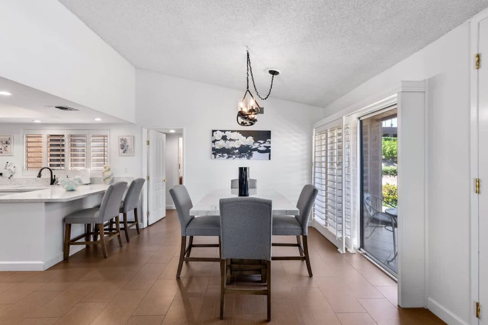 Desert Flower- Ironwood CC Condo Pool Spa