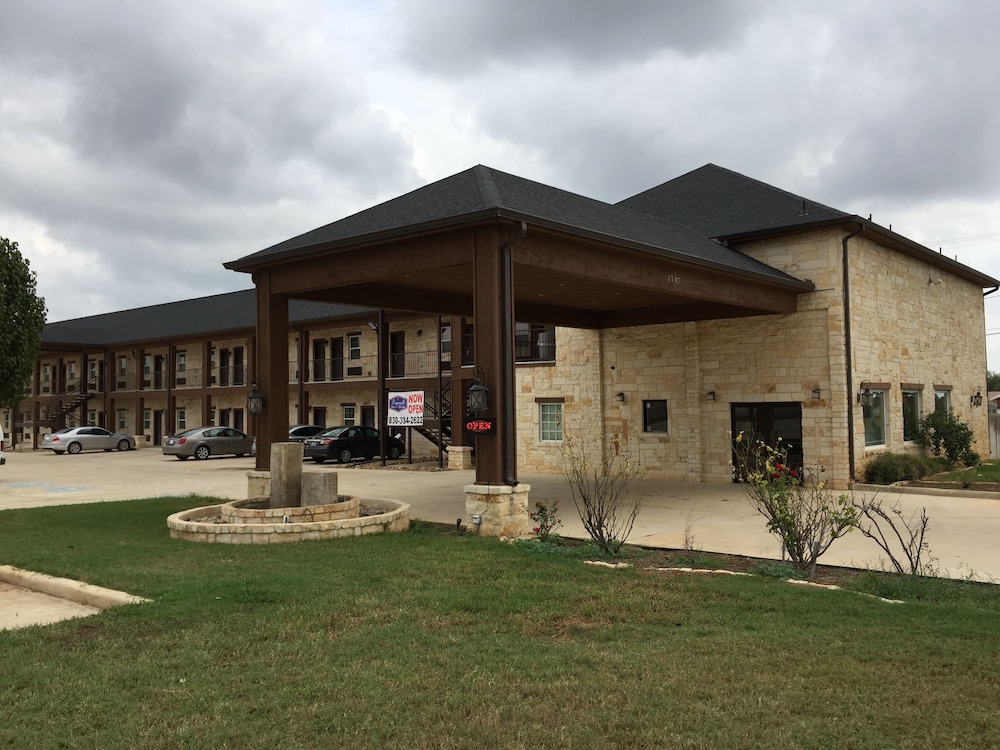 Pearsall Inn & Suites