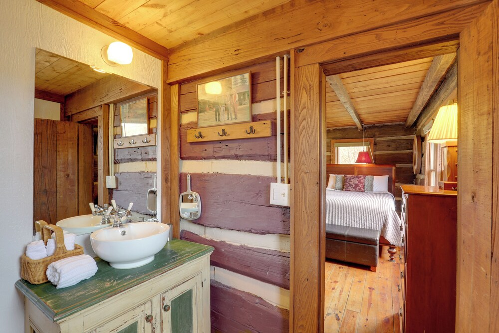 Scenic Hot Springs Retreat Near Appalachian Trail!