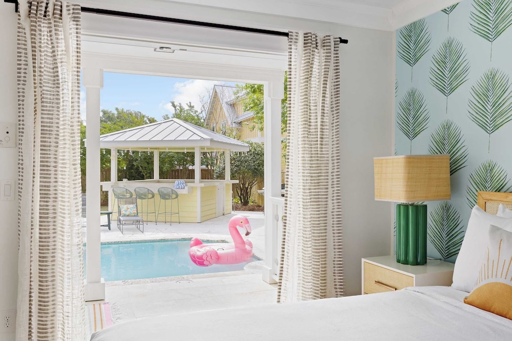Luxe Villa Near Beach, Pool + Hottub, Chef's Kitchen Woodward Way by Avantstay