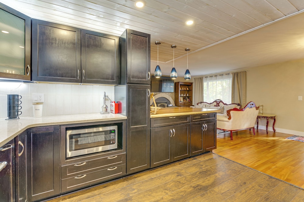 Family Retreat w/ Hot Tub & Game Room in Everett!