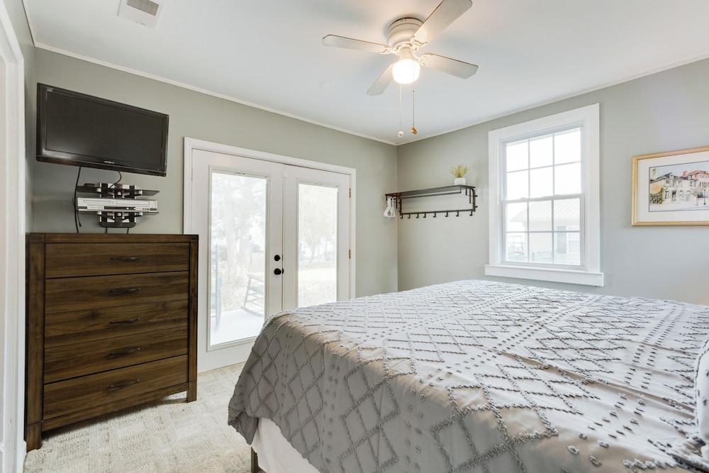 2BR Lakefront Getaway w/ Dock & Boat Launch