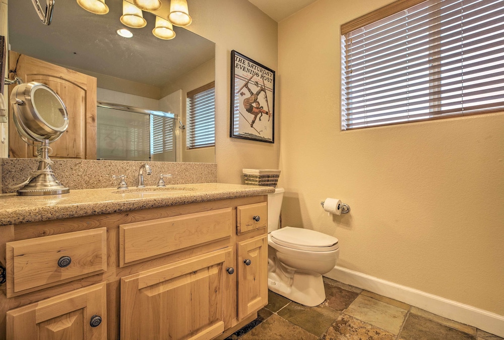 Mammoth Lakes Townhome - 10-min Walk to Village!