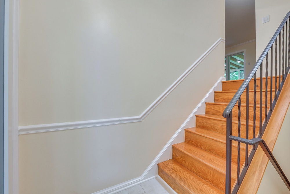 9 Mi to Historic District: Ellicott City Home!