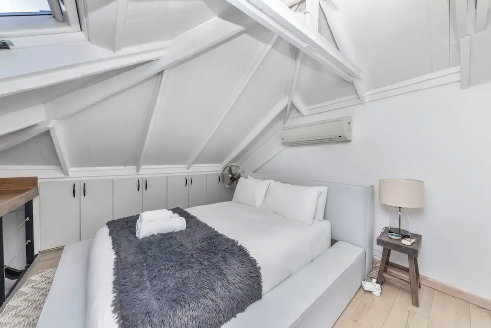 Spacious Loft Apartment Facing Table Mountain view 3