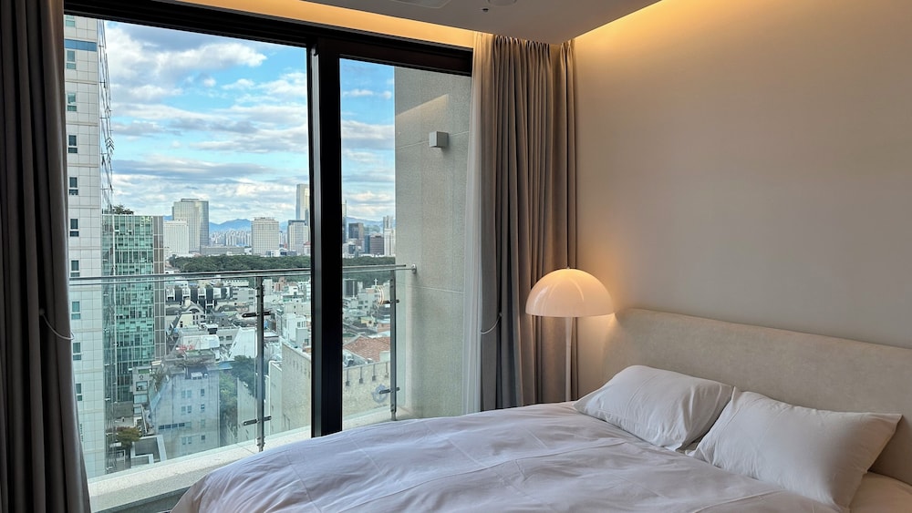 Caelum Black Gangnam Luxury Apt
