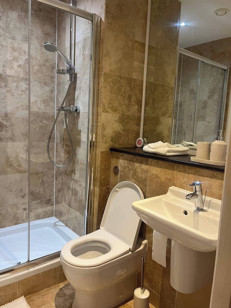 Apartmentsleeps5-city-tv-wifi-seaview