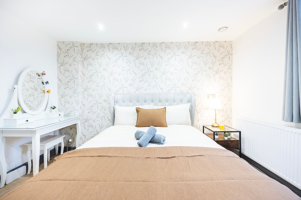 3 Bedroom Apartment by River Thames