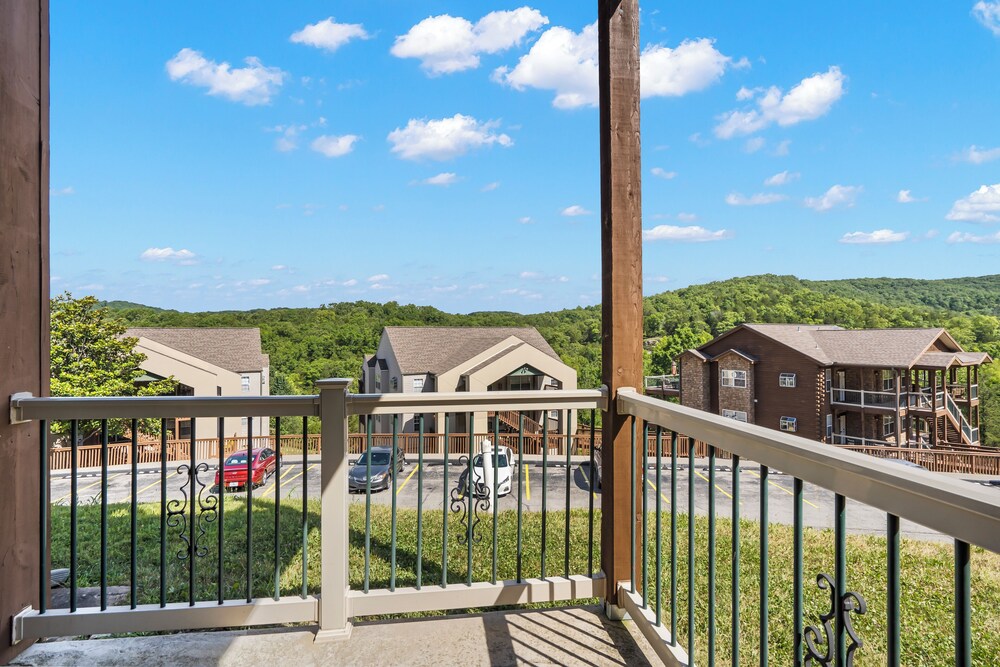 Blue Bird by Lake Escape - Near Silver Dollar City view 3