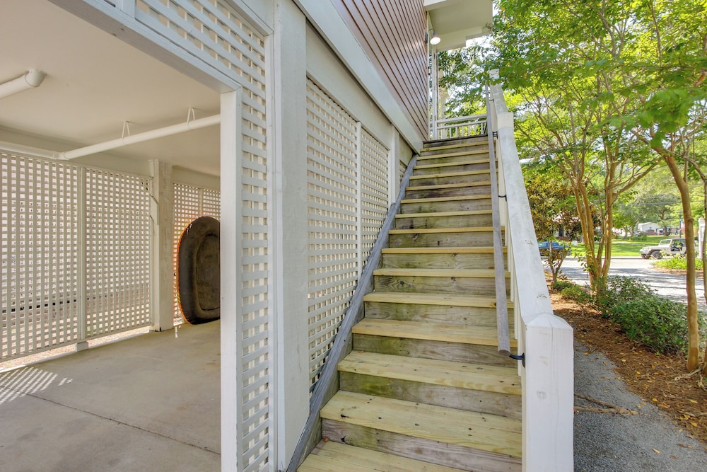 Walk to Beach: Cottage w/ Yard in Pass Christian!
