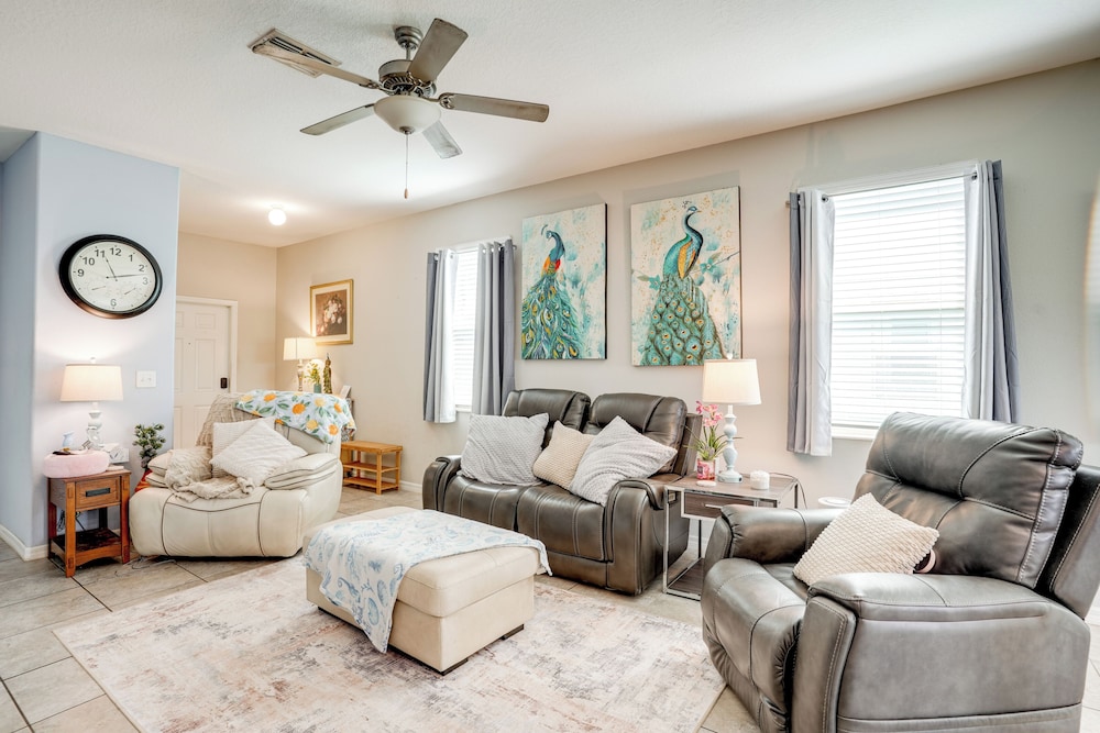 4 Mi to Brandon Exchange: Resort-style Townhome!