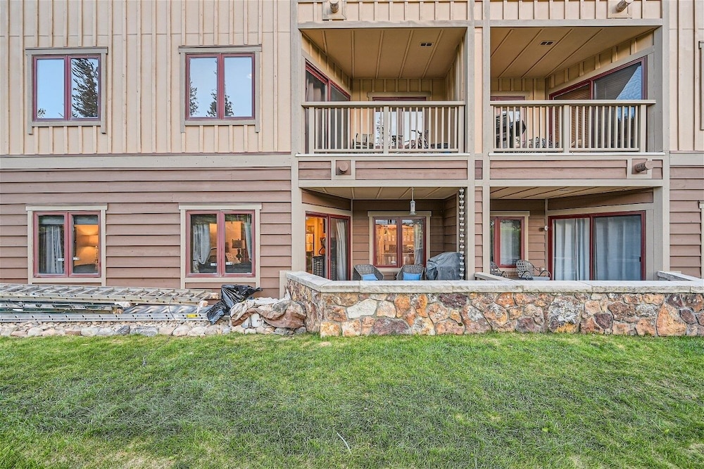 2225 Red Hawk 2 Bedroom Condo by RedAwning