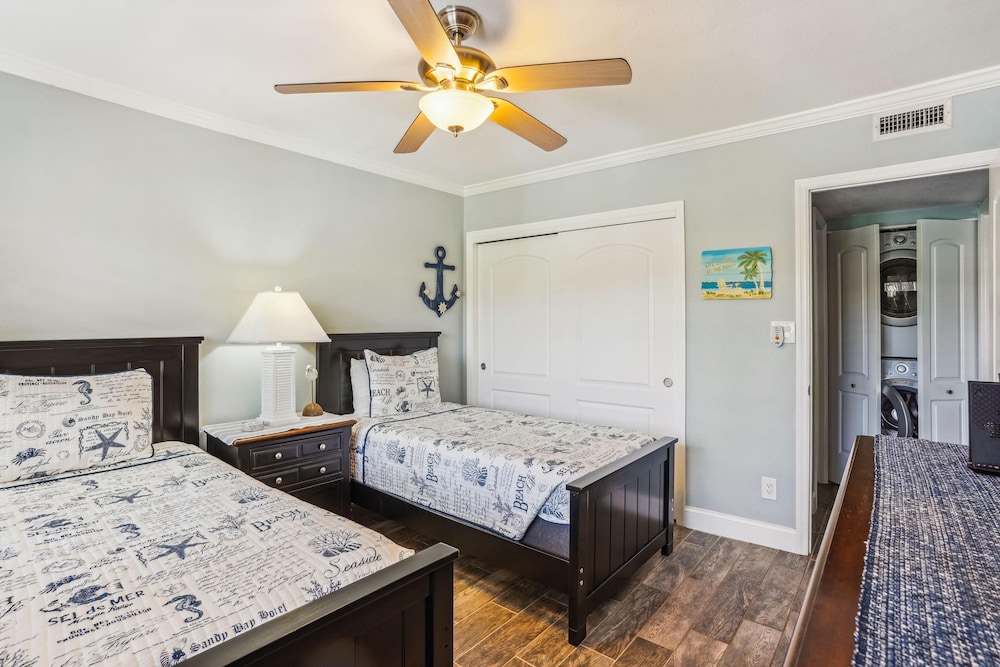 Land's End 10-302 Beach Front - Premier